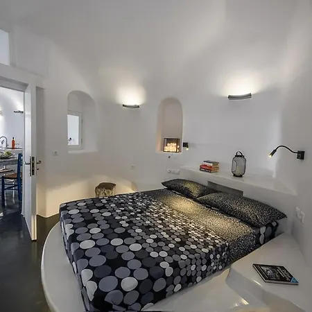 Santorini Traditional 1bd Apt With Private Hot Tub ثيرا