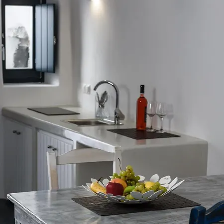 Santorini Traditional 1bd Apt With Private Hot Tub *