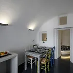 Daire Santorini Traditional 1bd Apt With Private Hot Tub Fira (Santorini)