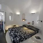 Santorini Traditional 1bd Apt With Private Hot Tub Fira (Santorini)