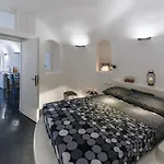 Santorini Traditional 1bd Apt With Private Hot Tub Daire