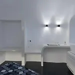 Daire Santorini Traditional 1bd Apt With Private Hot Tub *
