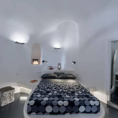 Santorini Traditional 1bd Apt With Private Hot Tub Apartment