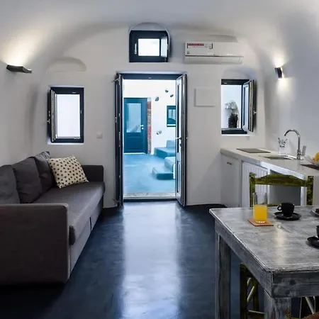 Santorini Traditional 1bd Apt With Private Hot Tub Apartment