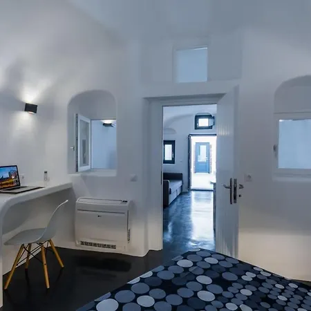 Santorini Traditional 1bd Apt With Private Hot Tub Daire